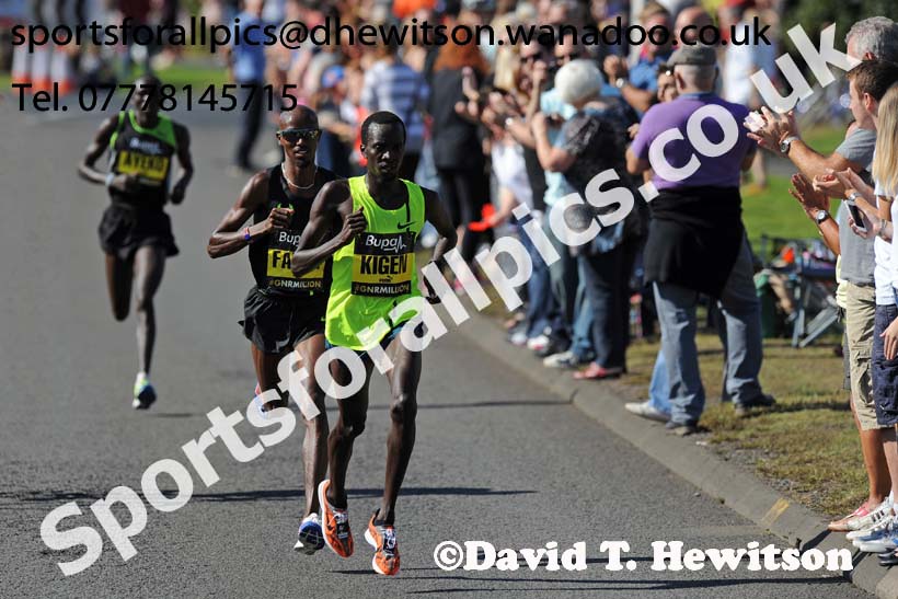 Mo Farah and Mike Kigen lead the mens 2014 BUPA Great North Run. Photo: David T. Hewitson/Sports for All Pics